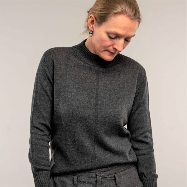 Knit blouse Classic no. 2 grey: Classic anthracite knit in merino wool from Hanne Linding.
