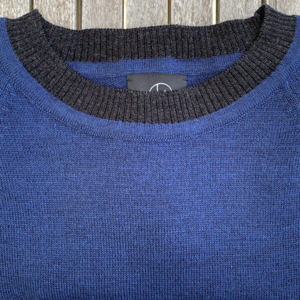 IMG 8606 1 Women's knitwear - handmade in Italy Short-sleeved "With a Twist no. 1" cornflower blue knit blouse from Hanne Linding. Danish design, quality knit.