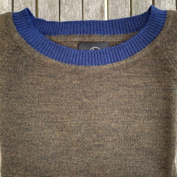 Short-sleeved knit blouse, With a Twist no. 1 dark khaki. Quality knit from Hanne Linding, Danish design.