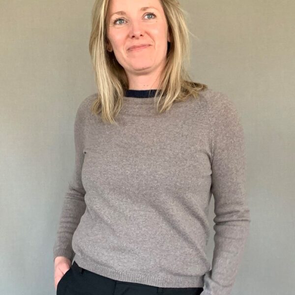Knit blouse With a twist no. 2 sand: Brown knit from Hanne Linding, Danish design.