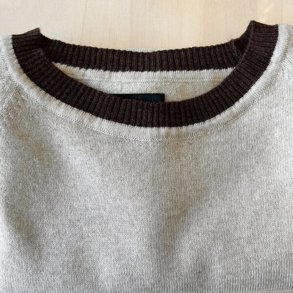 IMG 6529 002 Women's knitwear - handmade in Italy Light beige short-sleeved knit blouse with brown ribbed collar.