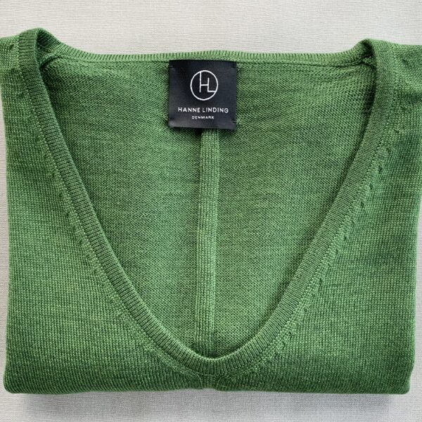 Hanne Linding V-neck Classic no. 3 green knit sweater. Danish design in green knitwear.