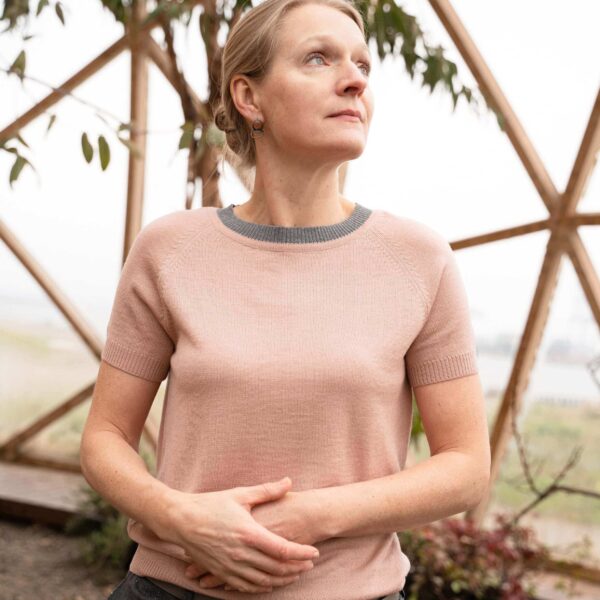 with a twist blouse with light grey edge at the neck scaled 1 Women's knitwear - handmade in Italy Short-sleeved knit blouse With a Twist no. 1 powder from Hanne Linding. Knitwear in Danish design.