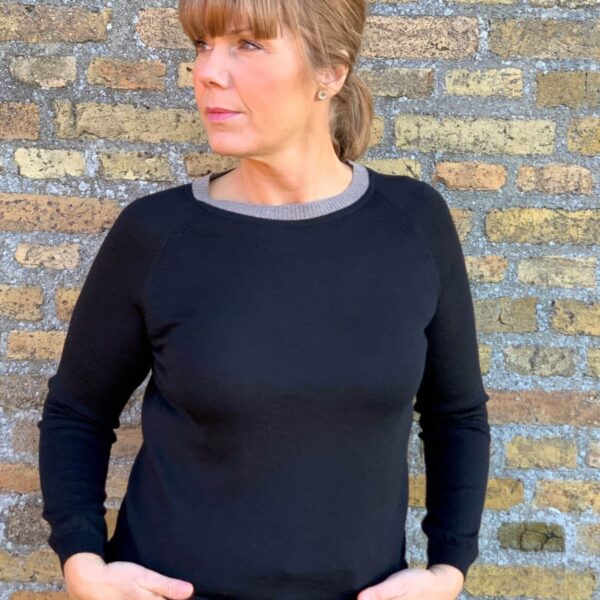 Knit blouse With a twist no. 2 black: Black knitwear from Hanne Linding, Danish design.