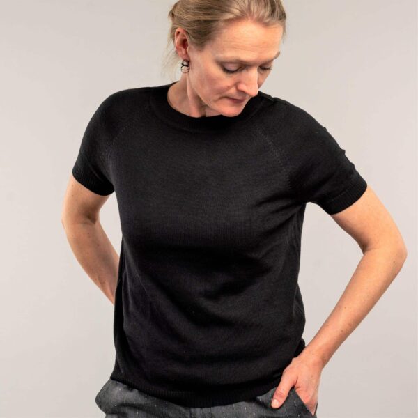 black t-shirt in merino wool from the front scaled 1 Women's knitwear - handmade in Italy Short-sleeved knit, Classic no. 1 black: Black knit from Hanne Linding in merino wool. Danish design.