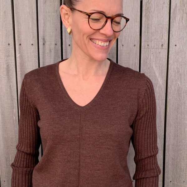 V-neck Classic no. 3 brown knit from Hanne Linding. Danish design V-neck sweater in brown.