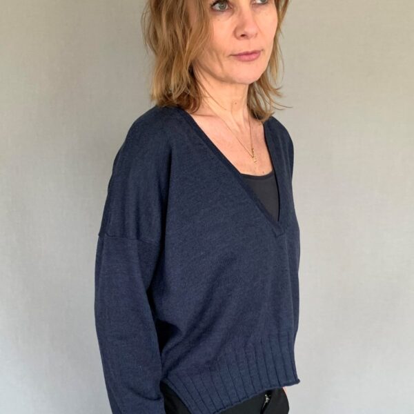Hanne Linding Knit blouse, Casual no. 4 dark blue: Danish design knit sweater with V-neck.