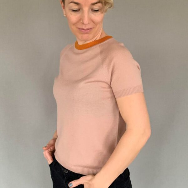WAT no. 1 cipria zucca from the side scaled 1 2 Women's knitwear - handmade in Italy Short-sleeved knit blouse "With a Twist no. 1" in powder and orange. Quality knit from Hanne Linding, Danish design.