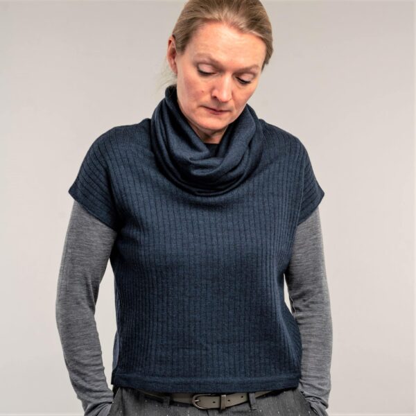 casual top with loose collar knitted in merino wool in the color dark blue front 2 Knitwear for women - handmade in Italy Knitted vest, Casual no. 1 dark blue: Dark blue knit from Hanne Linding, casual Danish design.