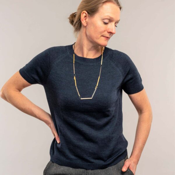 Short-sleeved knit blouse Classic no. 1 dark blue from Hanne Linding. Knit in merino wool, Danish design.