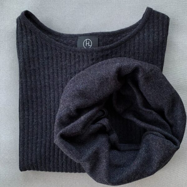 knit vest in dark blue scaled 1 1 Knitwear for women - handmade in Italy Hanne Linding Knitted vest, Casual no. 1 antracite. Dark blue knit in Danish design.