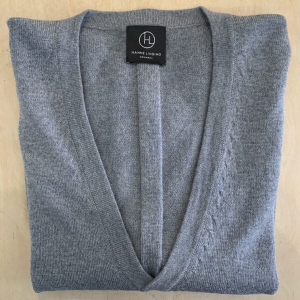 IMG 3842 002 Knitwear for women - handmade in Italy Hanne Linding Knit blouse, Casual no. 4 light grey: Lightly knitted V-neck blouse in Danish design. Perfect for a casual look.