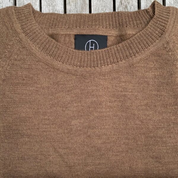 Classic no 1 light brown Women's knitwear - handmade in Italy Hanne Linding Classic no. 1 light brown knit blouse: Short-sleeved, beige knit in high quality, Danish design.