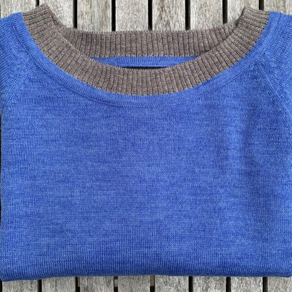 IMG 3726 002 1 Women's knitwear - handmade in Italy Short-sleeved knit blouse "With a Twist no. 1" sky blue and sand. Quality knitwear from Hanne Linding, Danish design knit.