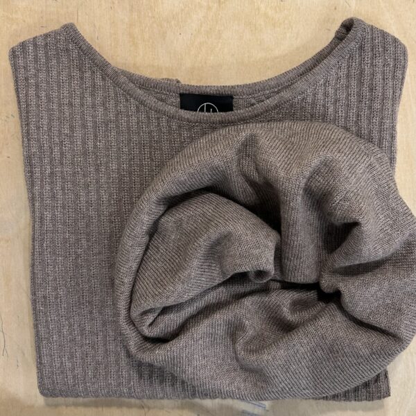 IMG 0642 002 Knitwear for women - handmade in Italy Knitted vest, Casual no. 1 sand: Sand-colored knit vest from Hanne Linding, Danish design, casual style.