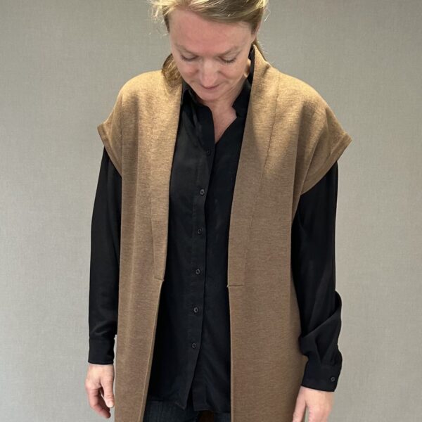 IMG 1394 002 scaled e1714140816961 Knitwear for women - handmade in Italy Knit vest, Classic no. 6 camel. Quality knitwear from Hanne Linding, Danish design.