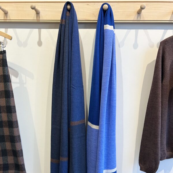 IMG 5155 002 Knitwear for women - handmade in Italy Knit scarf, accessory no. 3 clear blue/royal blue and beige