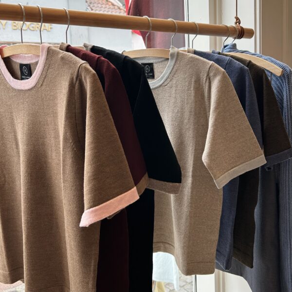 IMG 6458 002 Knitwear for women - handmade in Italy Short-sleeved knit blouse in brown with pink details from Hanne Linding.