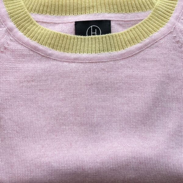 IMG 6532 002 Women's knitwear - handmade in Italy Short-sleeved knit blouse in light pink with a yellow collar, Danish design.