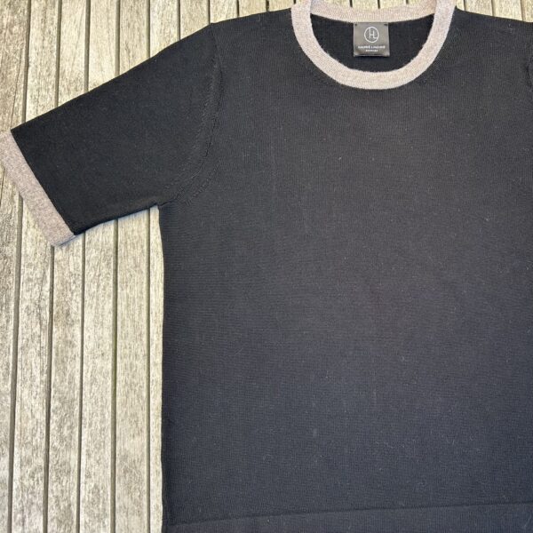 Black with beige edges Knitwear for women - handmade in Italy Short-sleeved knit blouse in black with beige details from Hanne Linding.