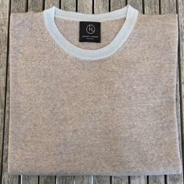 beige with light blue edges 1 Knitwear for women - handmade in Italy Short-sleeved knit blouse in light beige with light blue details, Hanne Linding.